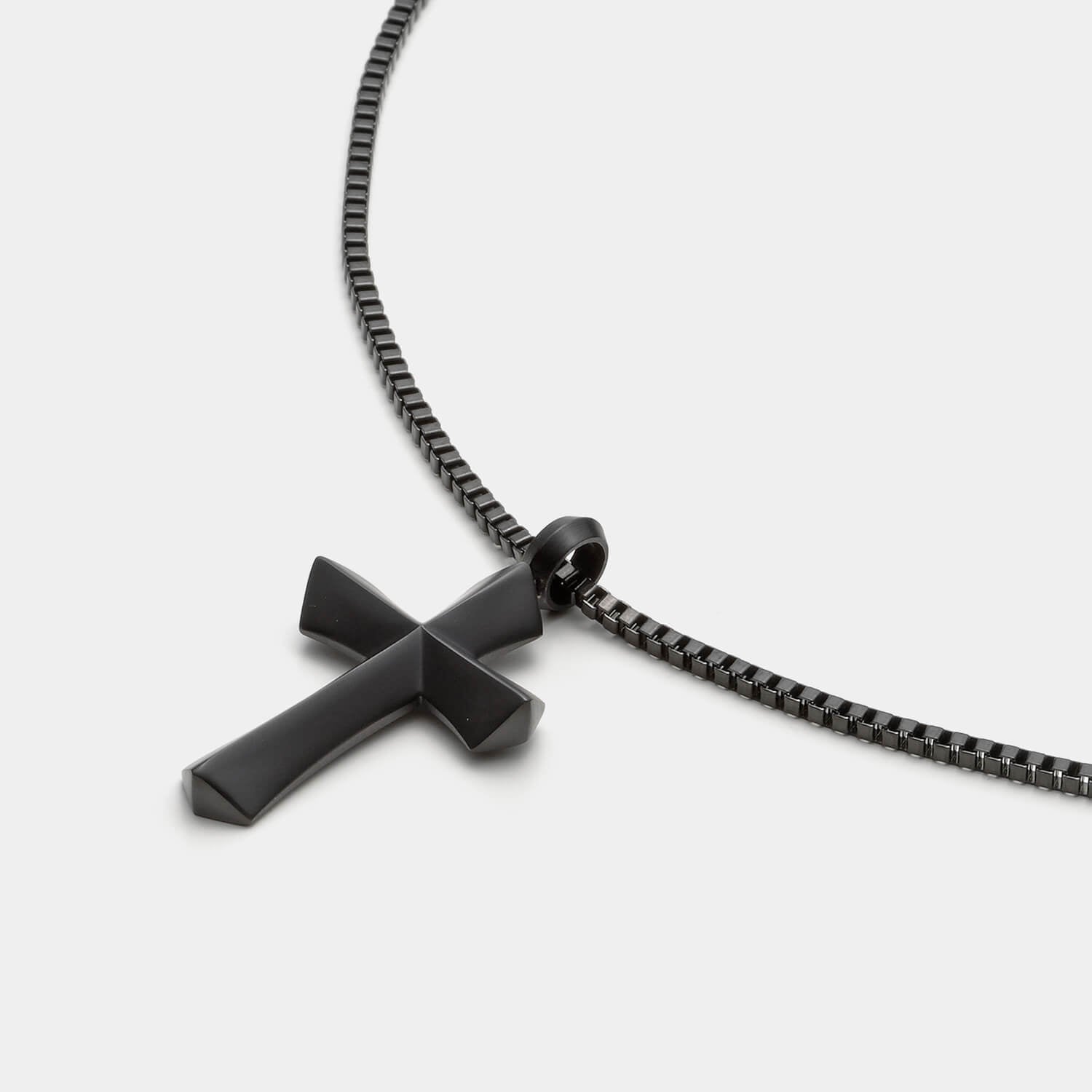 Detailansicht eines schwarzen, großen Kreuzanhängers aus antiallergenem Edelstahl an einer Veneziakette.