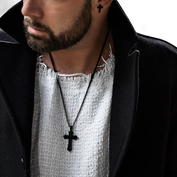 Detailansicht eines  schwarzen, großen Kreuzanhängers aus antiallergenem Edelstahl an einer Veneziakette.