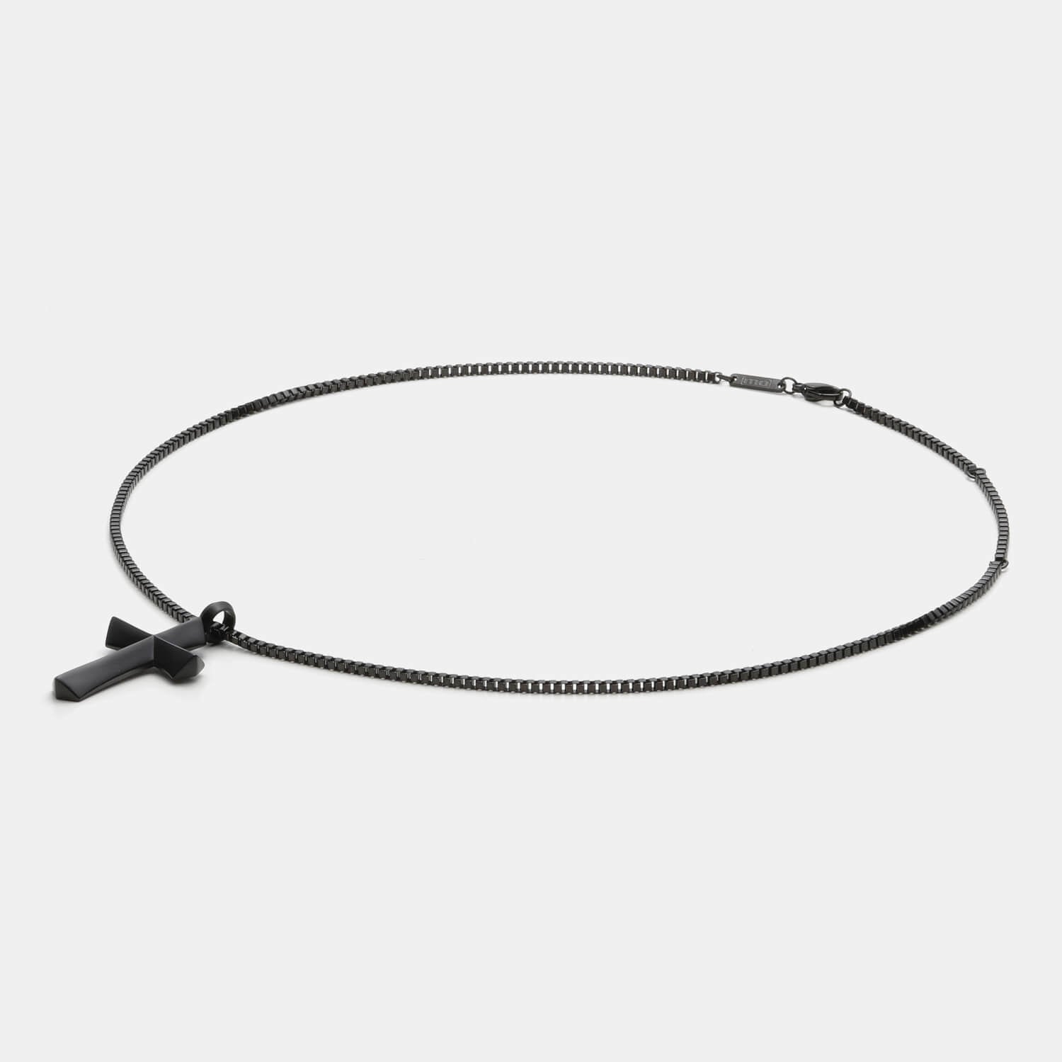 Detailansicht eines  schwarzen, großen Kreuzanhängers aus antiallergenem Edelstahl an einer Veneziakette.