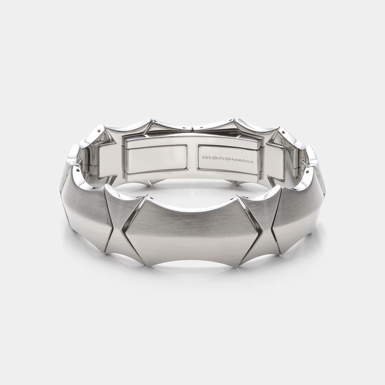 Gesamtansicht eines silberfarbenen Gliederarmbandes in markantem Design aus antiallergenem Edelstahl mit Klappverschluss.