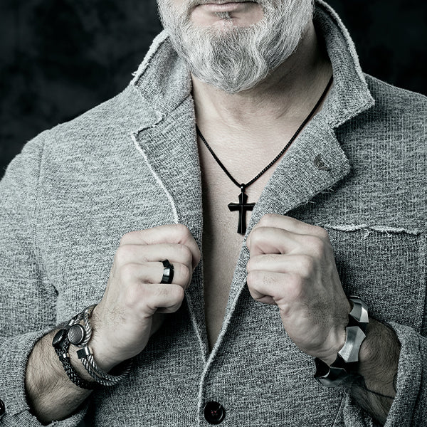 Gesamtansicht eines silberfarbenen Gliederarmbandes in markantem Design aus antiallergenem Edelstahl mit Klappverschluss.