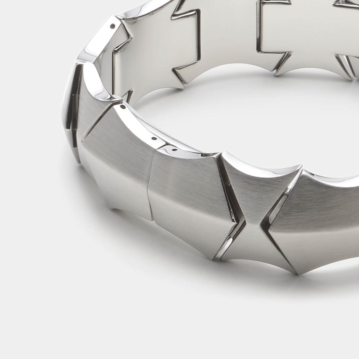 Gesamtansicht eines silberfarbenen Gliederarmbandes in markantem Design aus antiallergenem Edelstahl mit Klappverschluss.