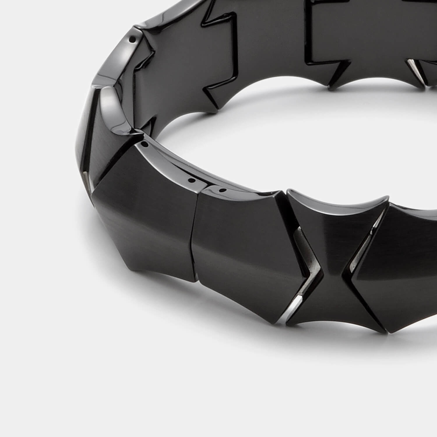 Gesamtansicht eines markanten, schwarzen Gliederarmbandes aus antiallergenem Edelstahl von MONOMANIA.