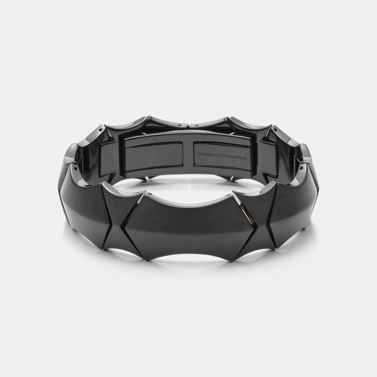 Gesamtansicht eines markanten, schwarzen Gliederarmbandes aus antiallergenem Edelstahl von MONOMANIA.