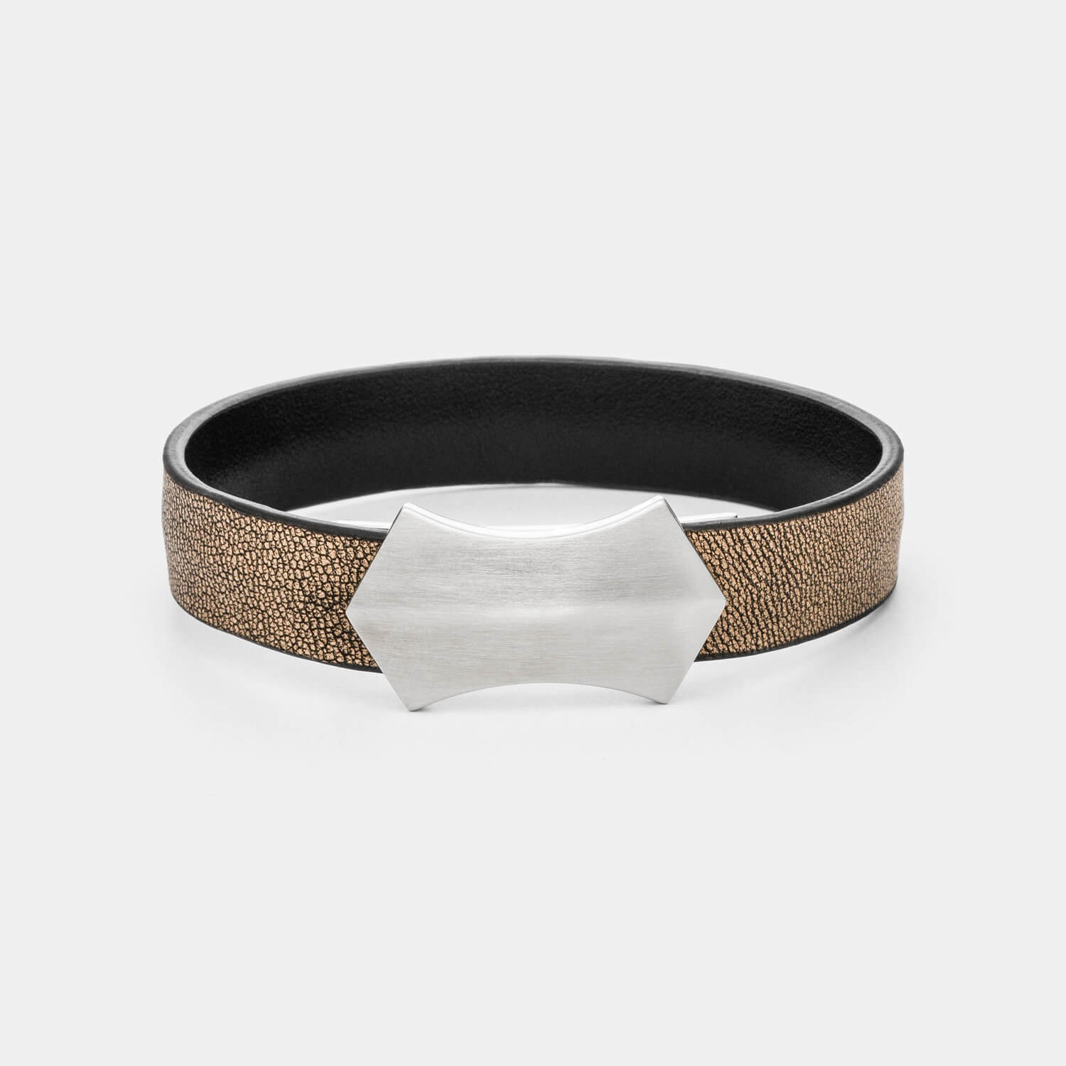 Gesamtansicht eines maskilinen, schwarzen Lederarmbandes mit Klappverschluss aus antiallergenem Edelstahl von MONOMANIA.