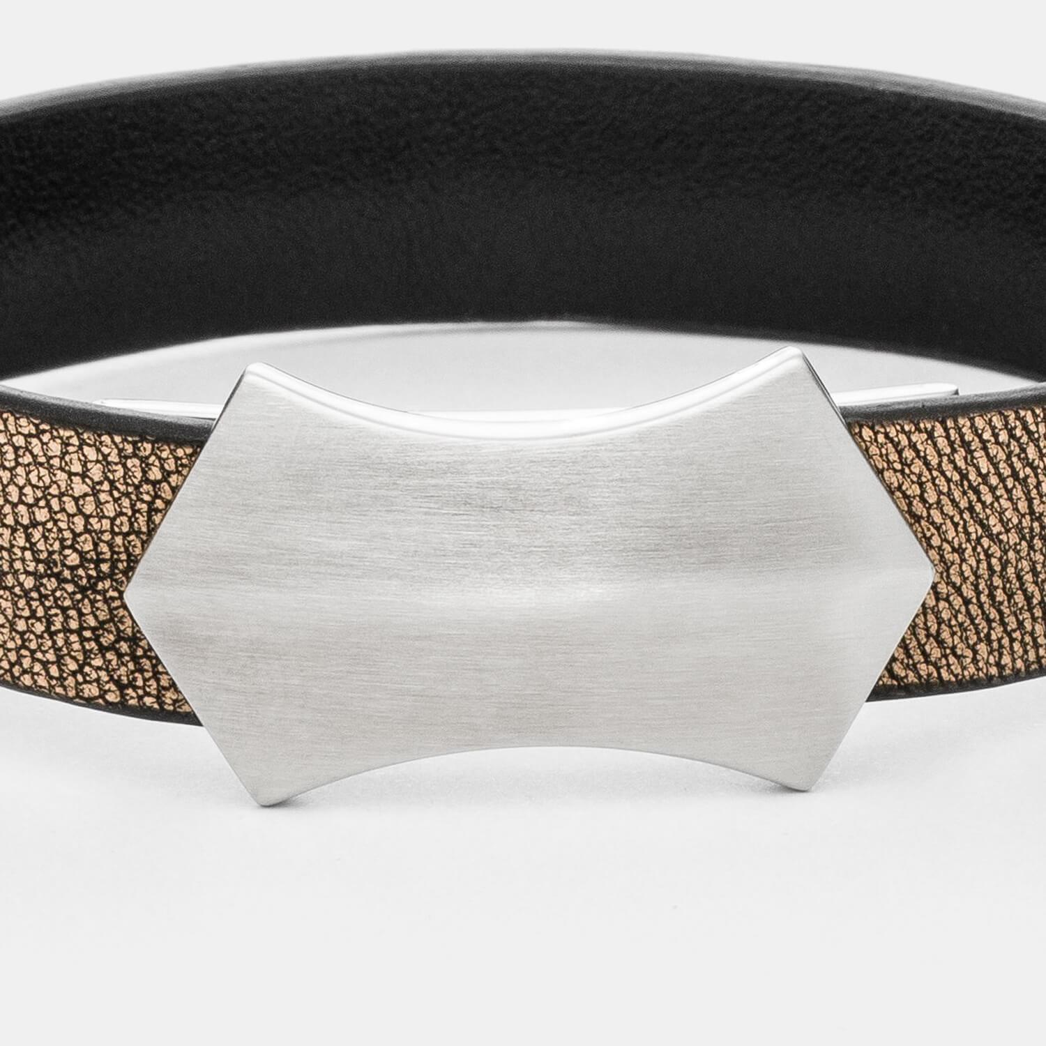 Gesamtansicht eines maskilinen, schwarzen Lederarmbandes mit Klappverschluss aus antiallergenem Edelstahl von MONOMANIA.