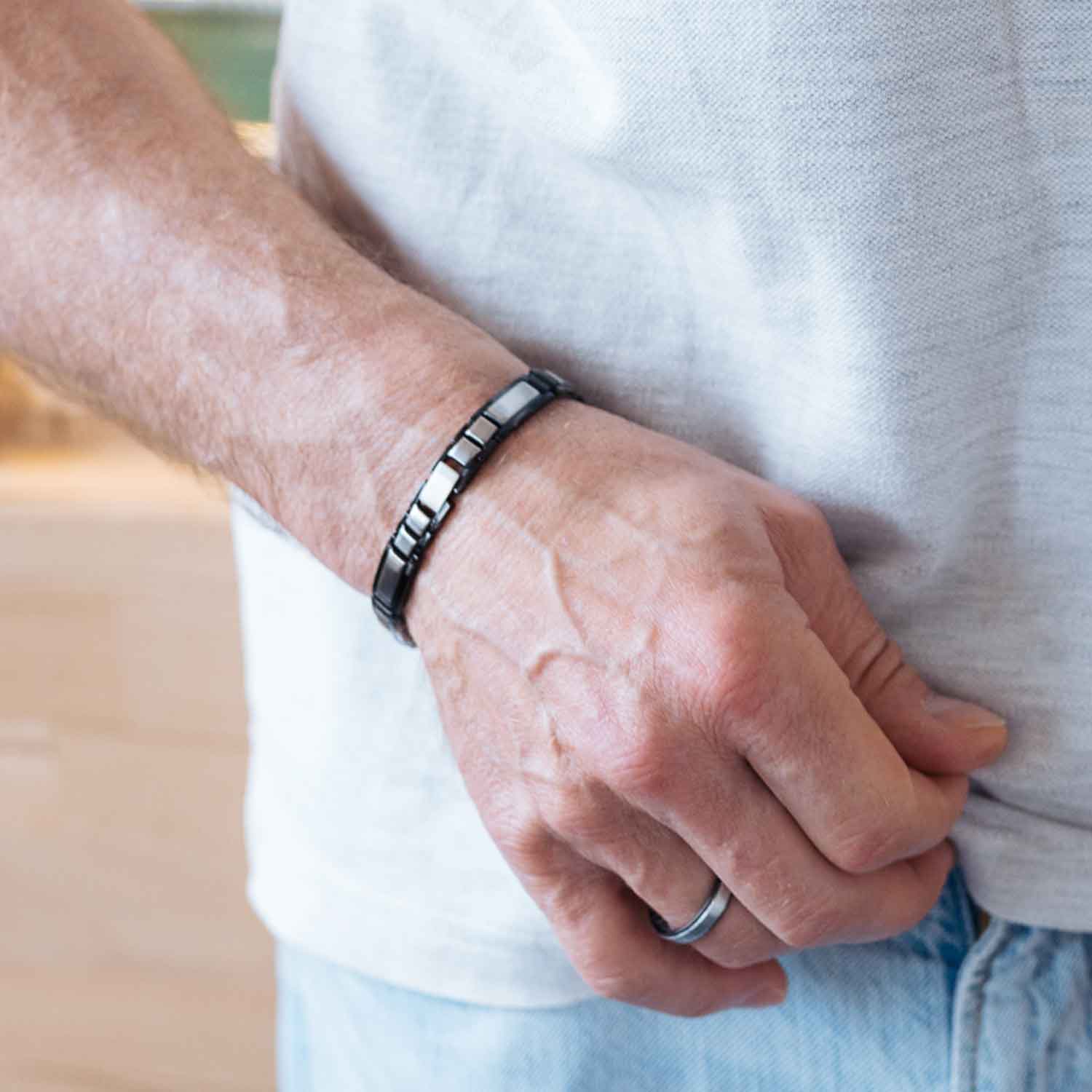 Gesamtansicht eines edlen, schwarz-silbernen Gliederarmbandes aus antiallergenem Edelstahl von MONOMANIA.