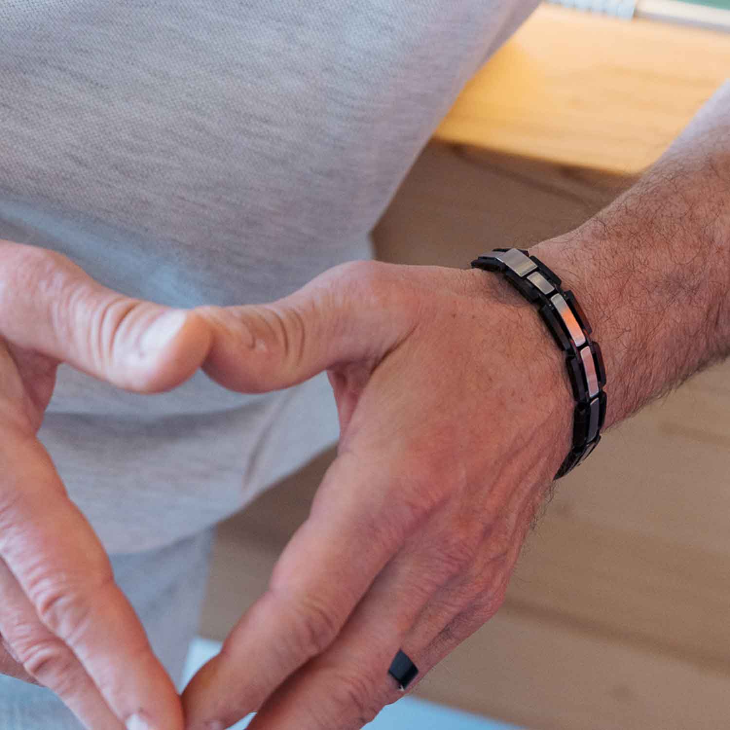Gesamtansicht eines markanten, schwarz-silbernen Gliederarmbandes aus antiallergenem Edelstahl von MONOMANIA.