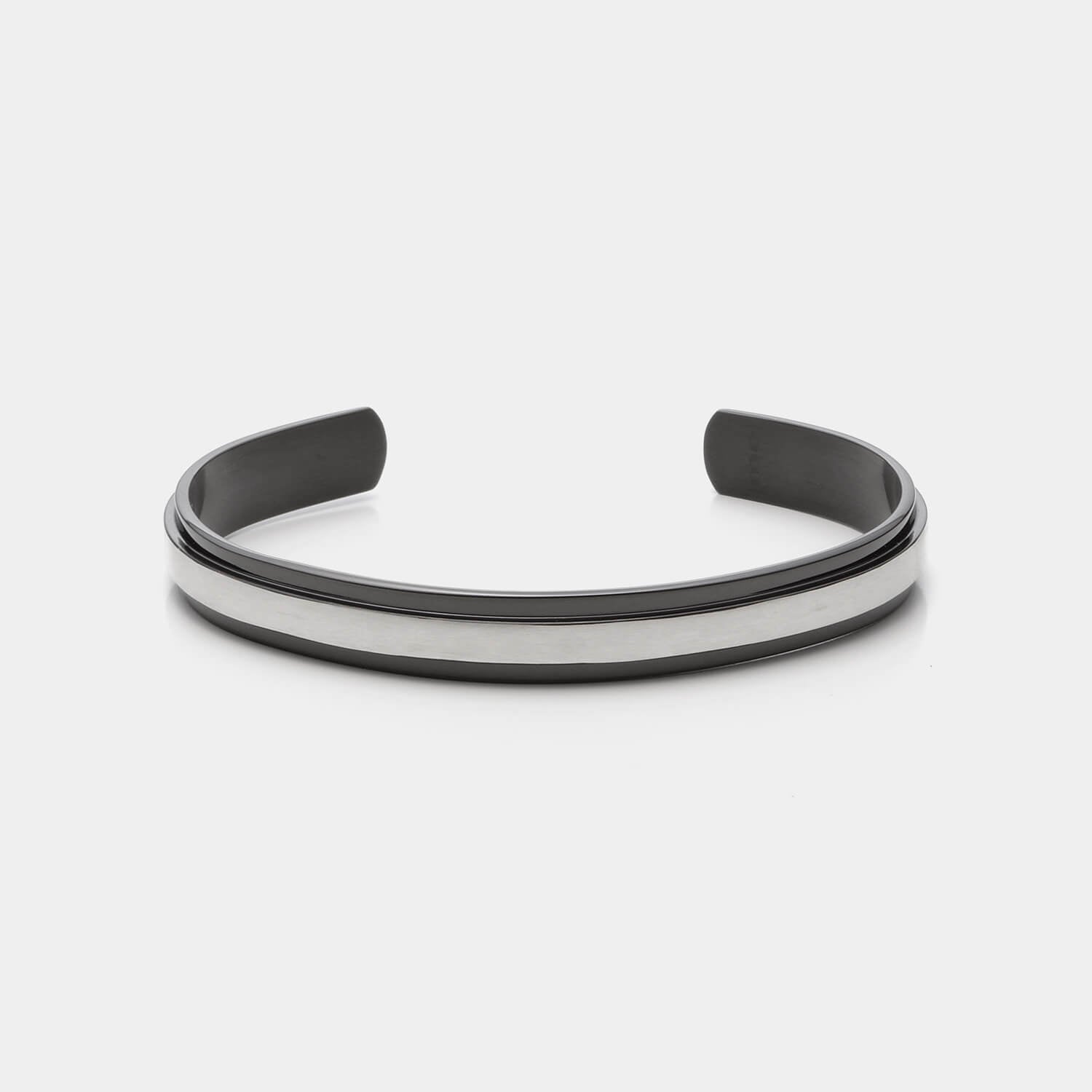 Gesamtansicht eines Armreifs aus schwarzem Edelstahl mit erhabener, silberfabener Mittelfläche.