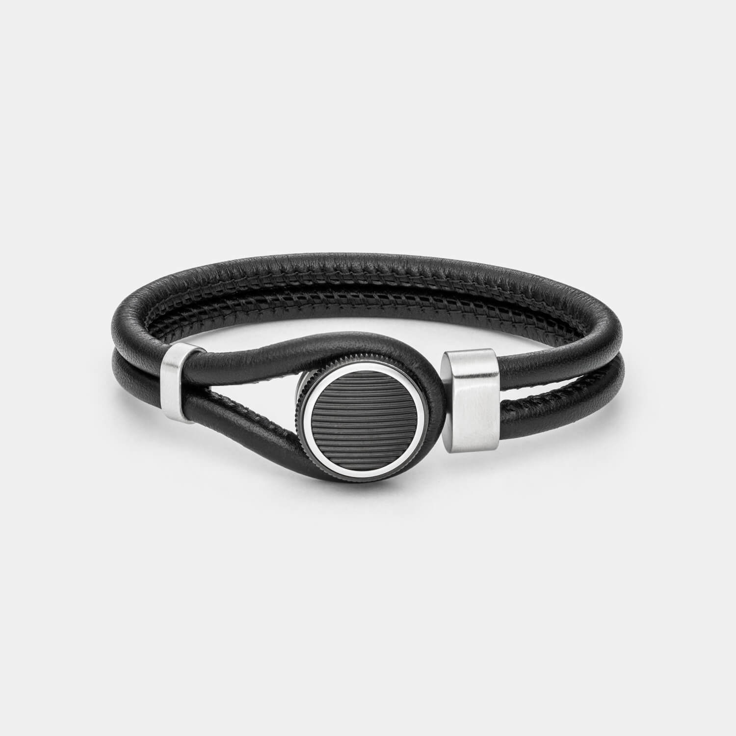 Gesamtansicht eines schwarzen Lederarmbandes mit edlem Designverschluss aus antiallergenem Edelstahl in Schwarz und Silber von MONOMANIA.