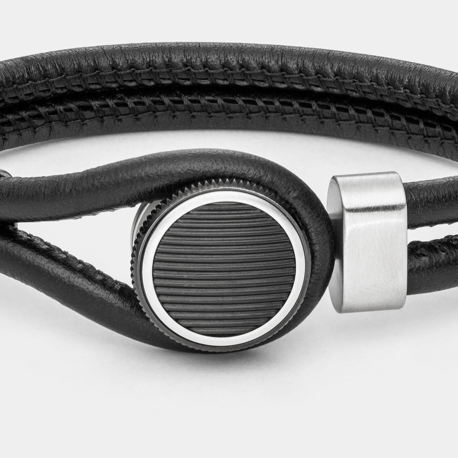 Gesamtansicht eines schwarzen Lederarmbandes mit edlem Designverschluss aus antiallergenem Edelstahl in Schwarz und Silber von MONOMANIA.