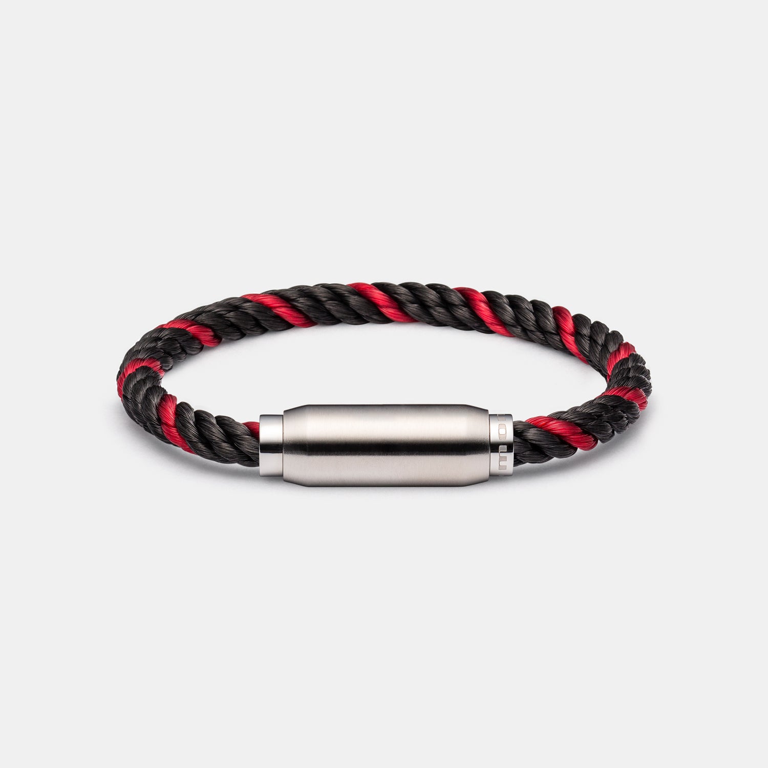Armband mit einem Band aus schwarz-rotem Materialmix und silberfarbenem Magnetverschluss.