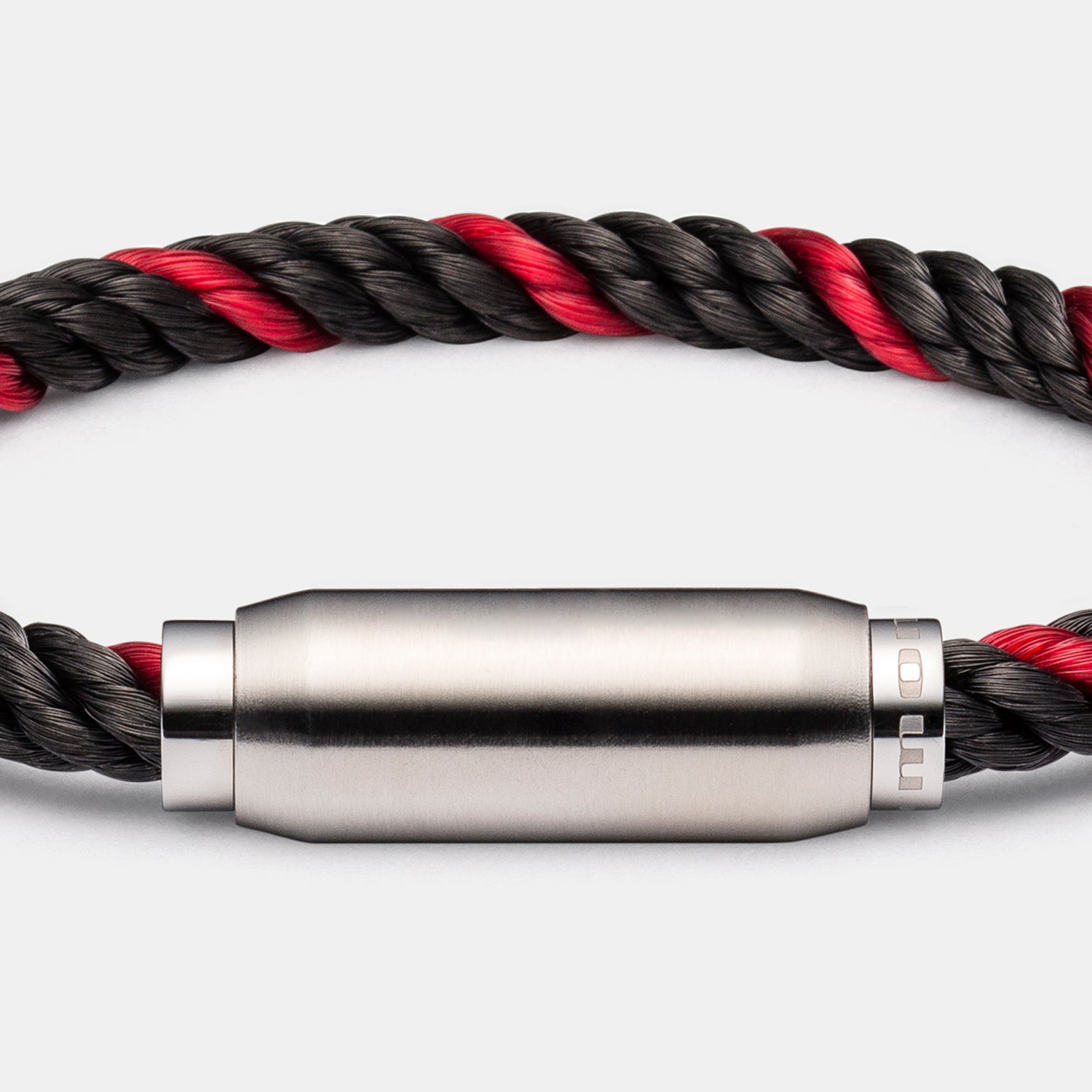 Armband mit einem Band aus schwarz-rotem Materialmix und silberfarbenem Magnetverschluss.