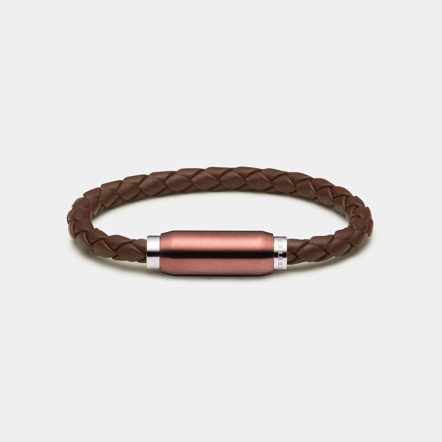 Gesamtansicht eines dunkelbraunen Lederarmbandes mit Design-Magnetverschluss im dezenten Rotton aus antiallergenem Edelstahl MONOMANIA.