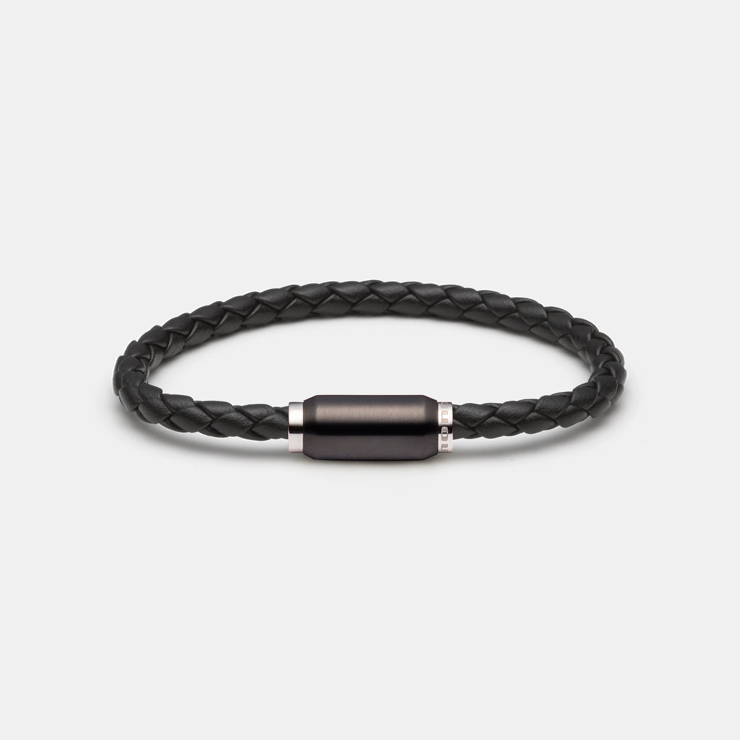 Schwarzes Lederband mit schwarzem Design-Magnetverschluss.