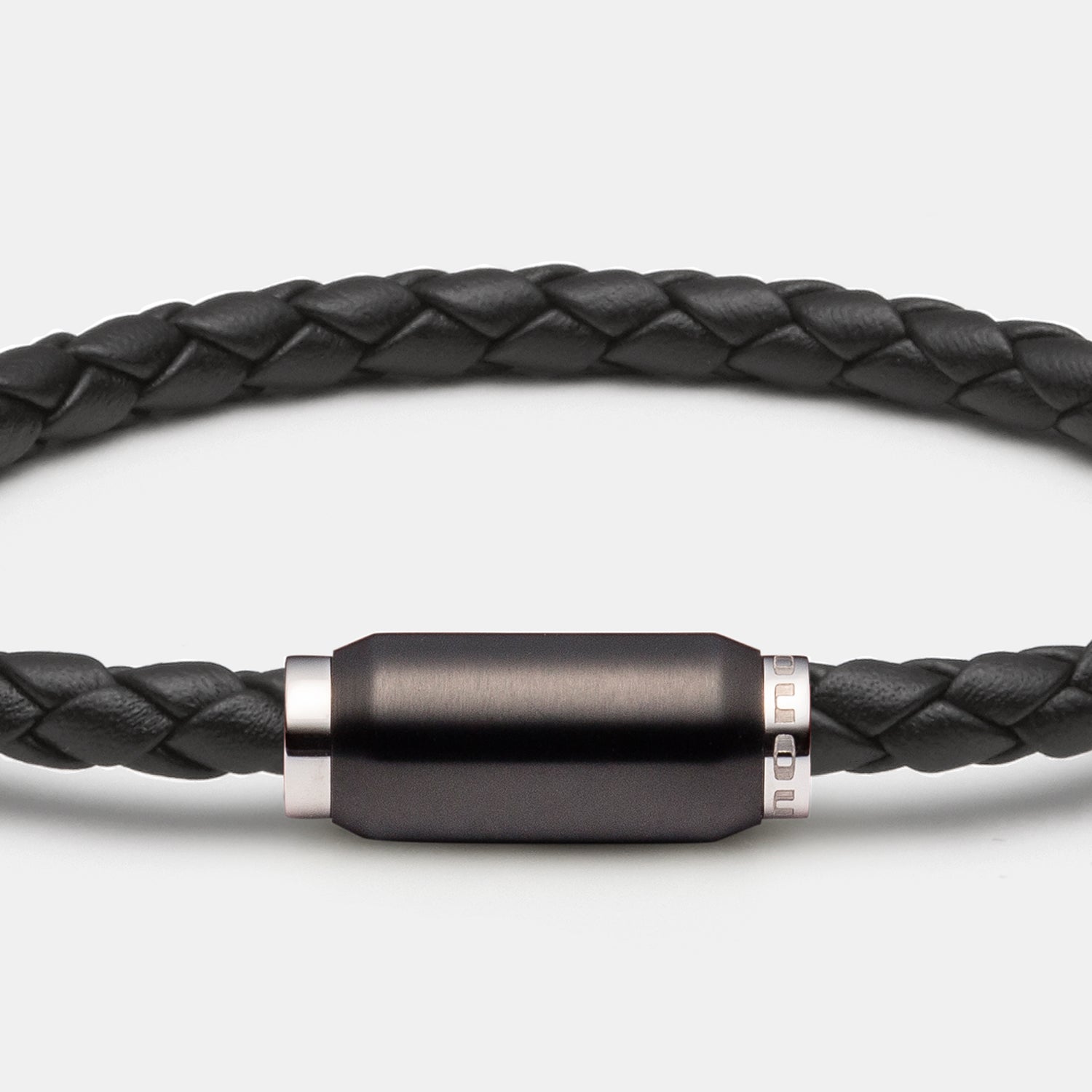 Schwarzes Lederband mit schwarzem Design-Magnetverschluss.