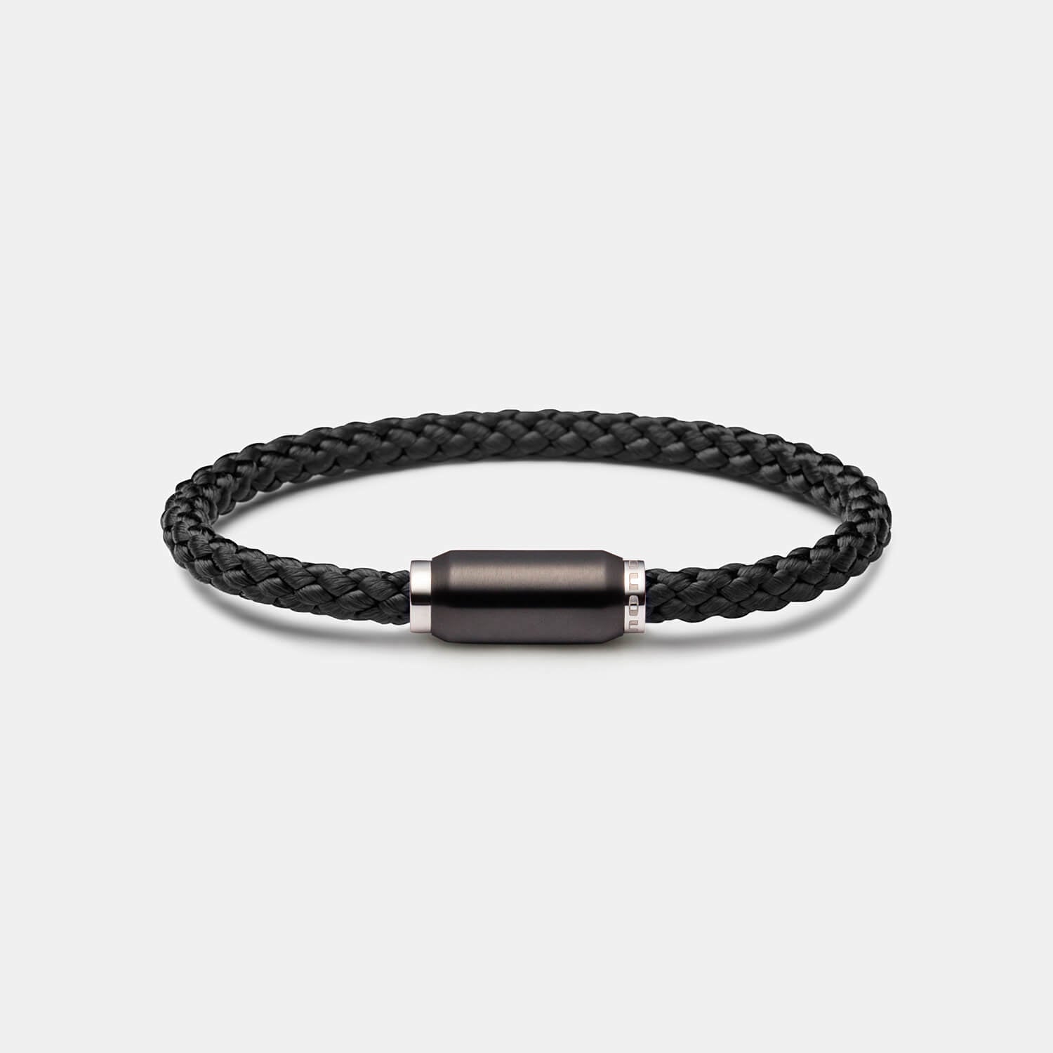 Gesamtansicht eines Armbandes mit schwarzem Tauwerk und schwarz beschichtetem Magnetverschluss aus Edelstahl von MONOMANIA.