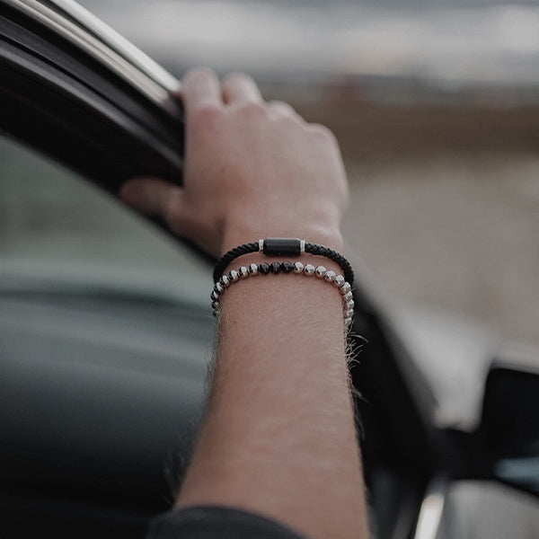 Gesamtansicht eines Armbandes mit schwarzem Tauwerk und schwarz beschichtetem Magnetverschluss aus Edelstahl von MONOMANIA.