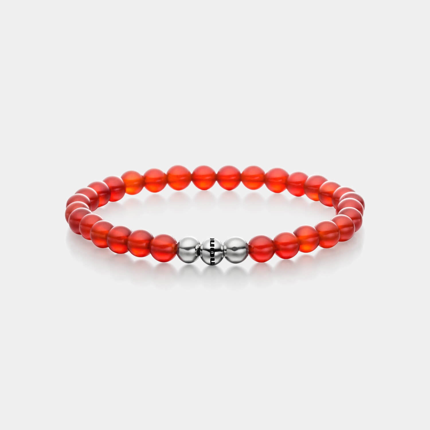 Gesamtansicht eines roten Perlenarmbandes aus echten Carneol-Perlen mit drei antiallergenen Edelstahlperlen.