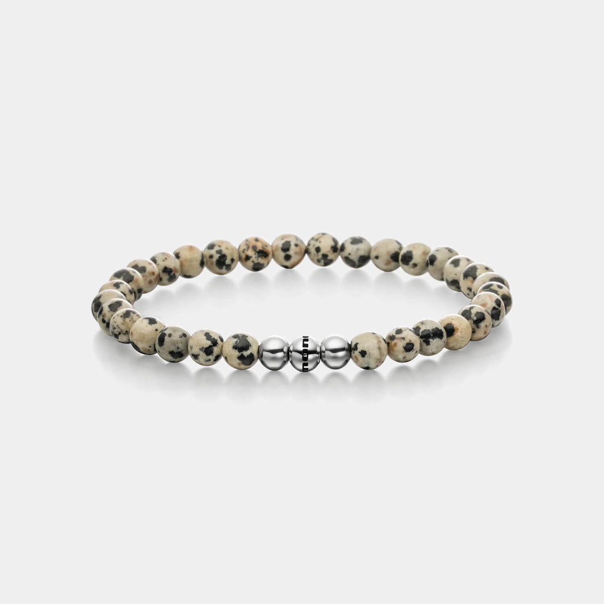 Gesamtansicht eines aufregenden Perlenarmbandes aus echten Dalmatiner-Jaspisperlen mit drei antiallergenen Edelstahlperlen.