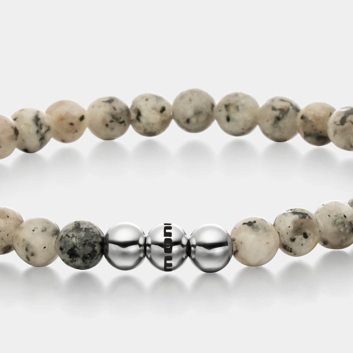 Gesamtansicht eines Perlenarmbandes aus grauen Granitperlen von MONOMANIA.