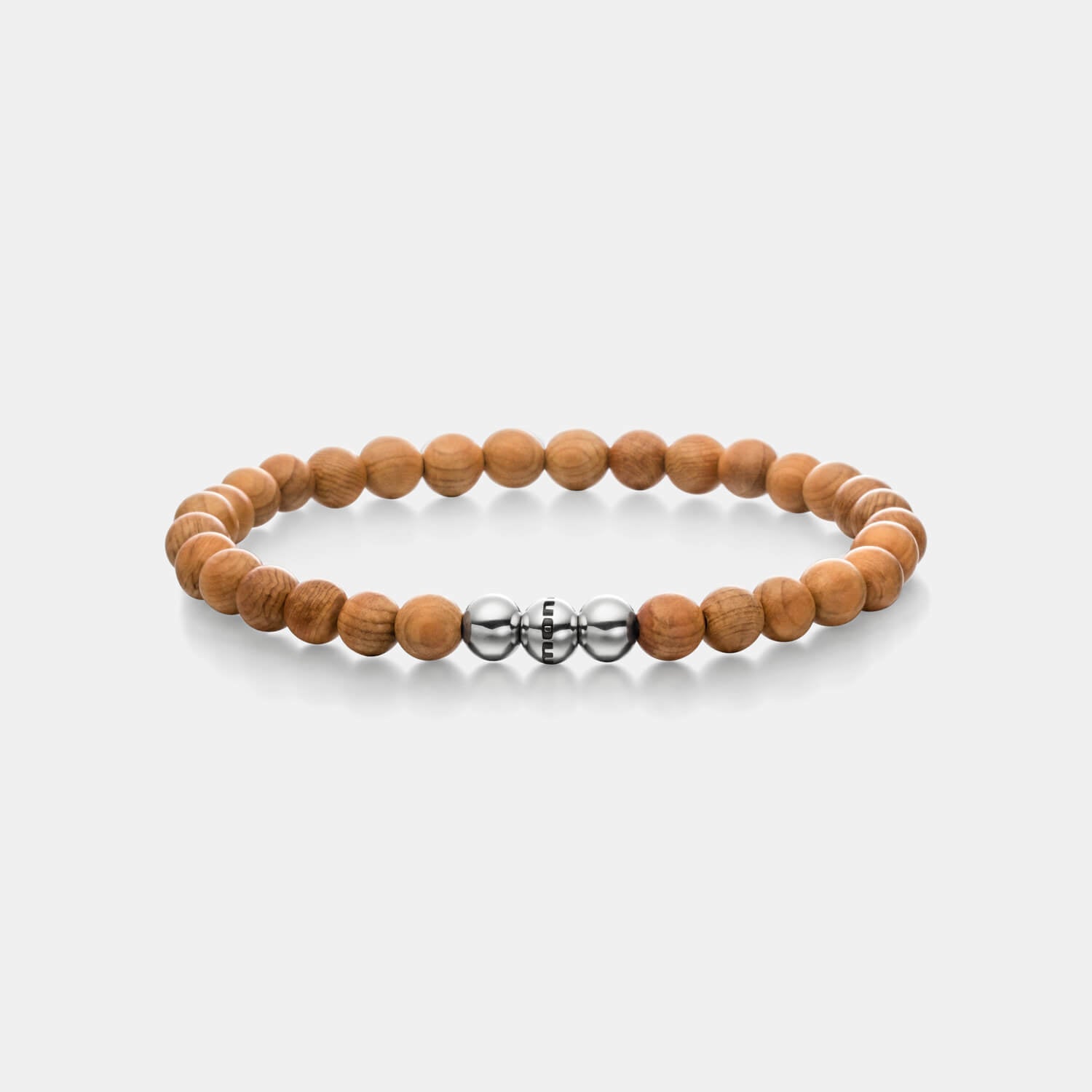 Gesamtansicht eines mittelbraunen Armbandes mit Perlen aus Holz und drei polierten, antiallergenen Edelstahlperlen.