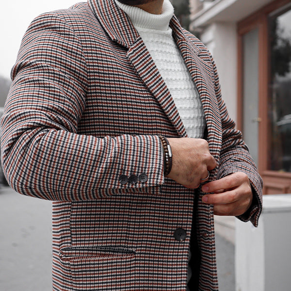 Gesamtansicht eines braunen Perlenarmbandes aus echten Holz-Perlen mit drei antiallergenen Edelstahlperlen.