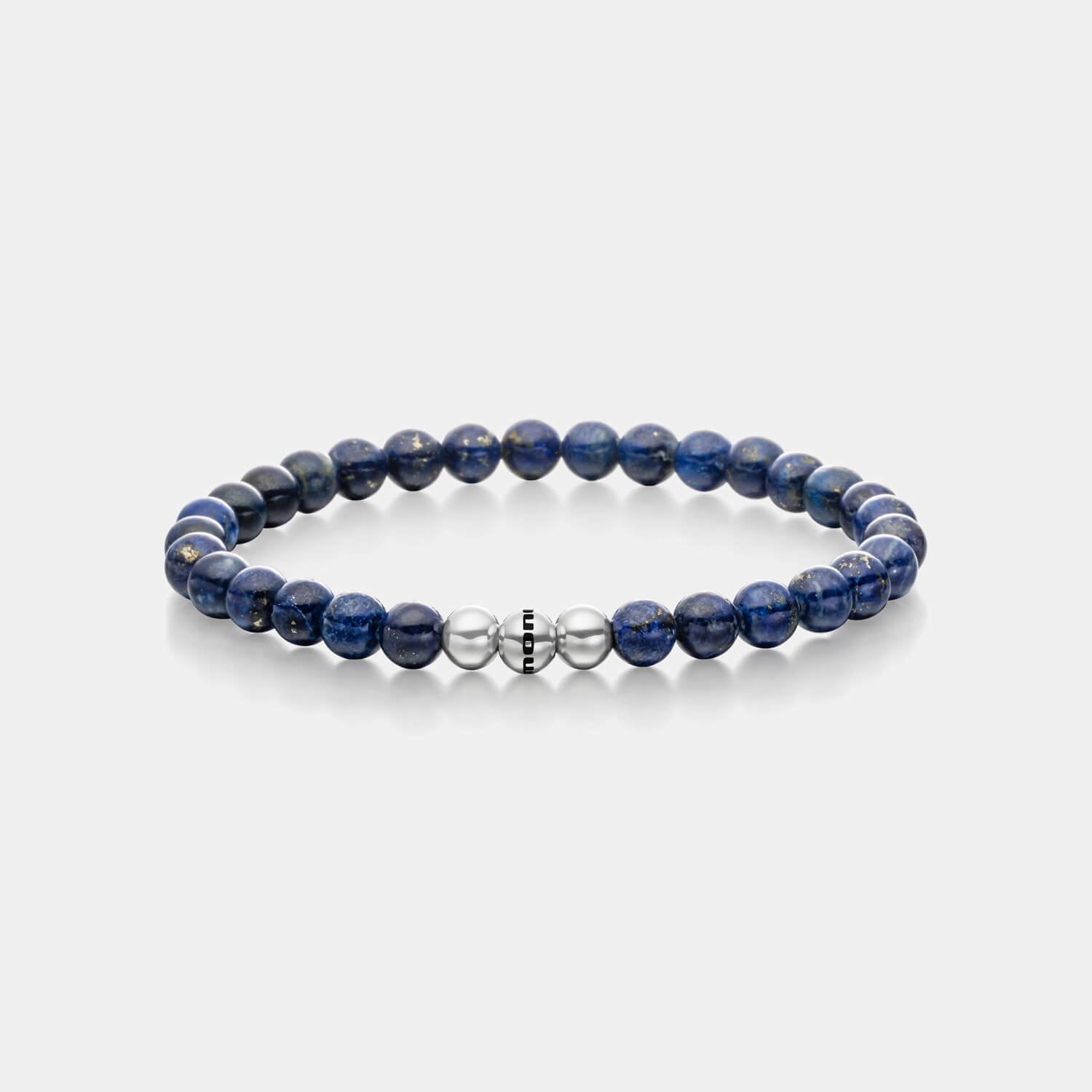 Gesamtansicht eines blauen Perlenarmbandes aus echten Lapislazuliperlen mit drei antiallergenen Edelstahlperlen.