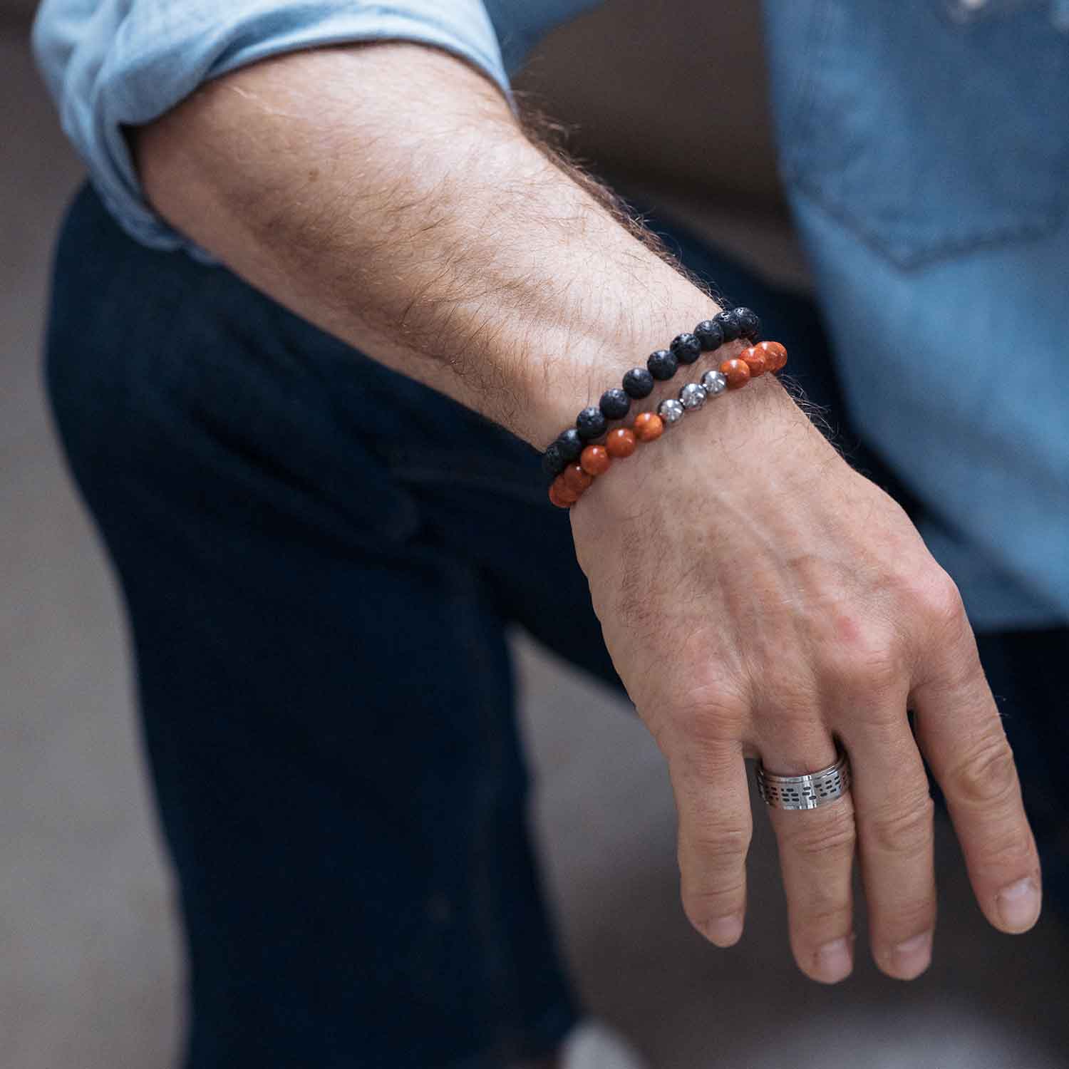 Gesamtansicht eines Perlenarmbandes aus schwarzen Lava-Perlen.