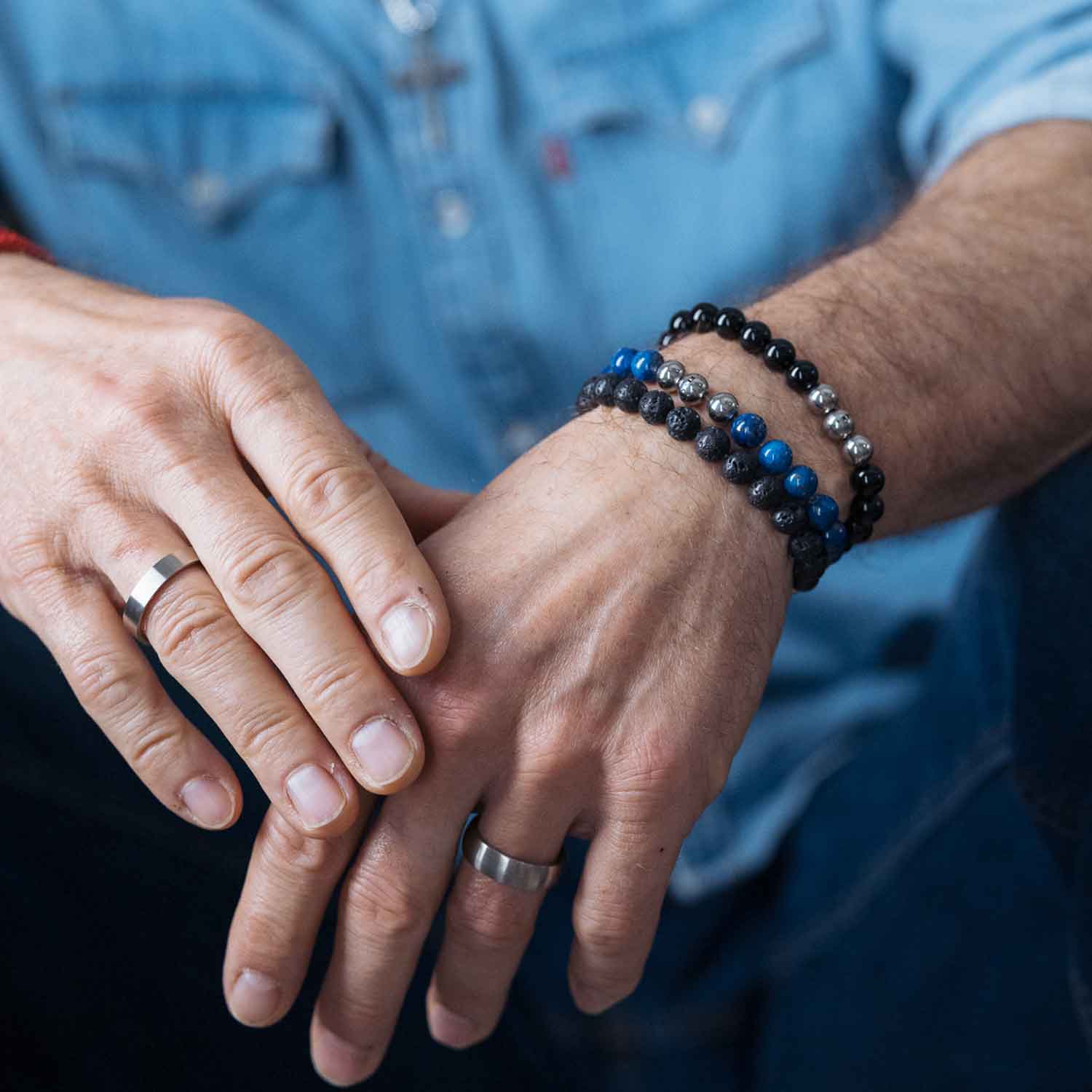 Gesamtansicht eines schwarzen Perlenarmbandes aus echten Onyx-Perlen mit drei antiallergenen Edelstahlperlen.