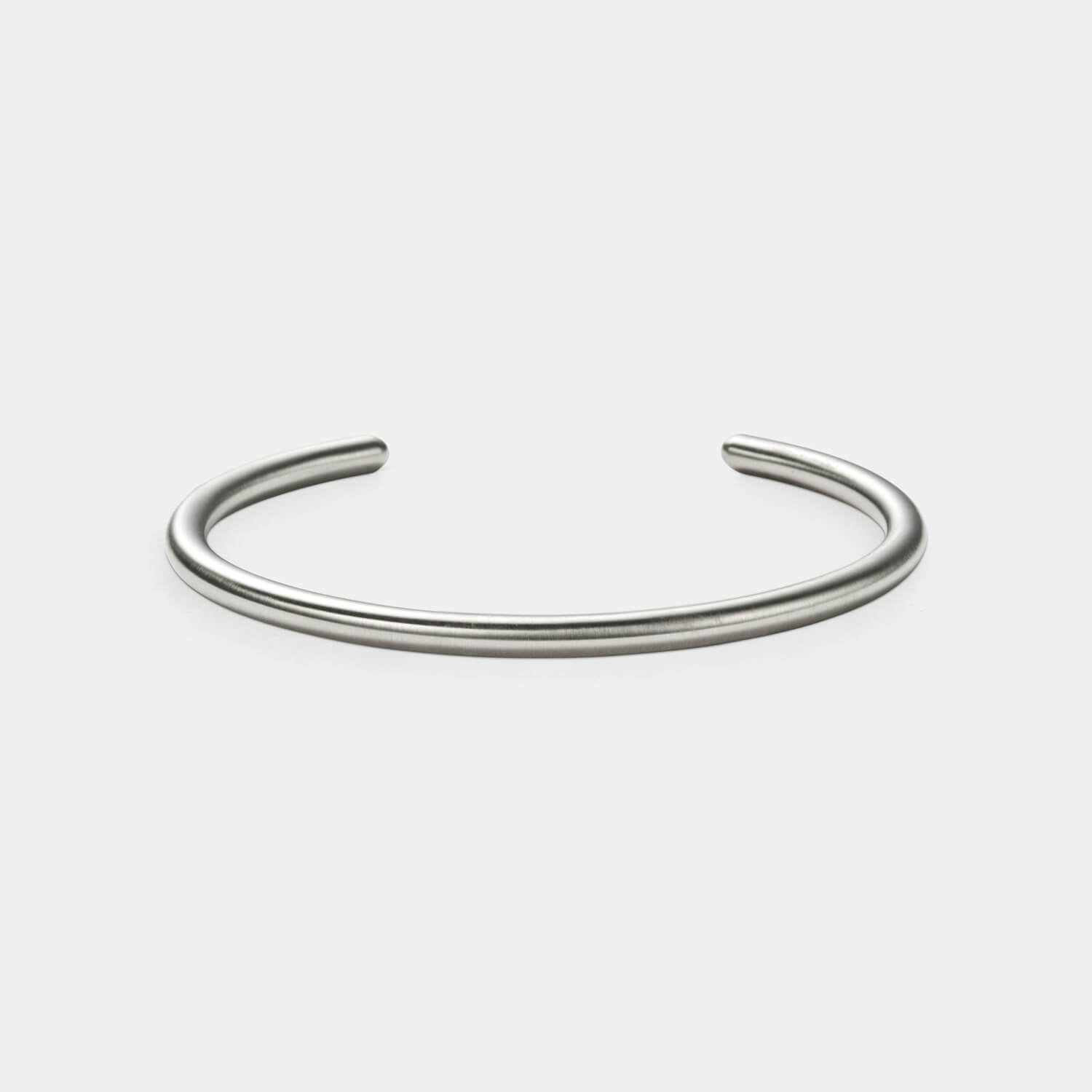 Gesamtansicht des zeitlosen, runden Armreifs aus gebürstetem, antiallergenen Edelstahl von MONOMANIA.