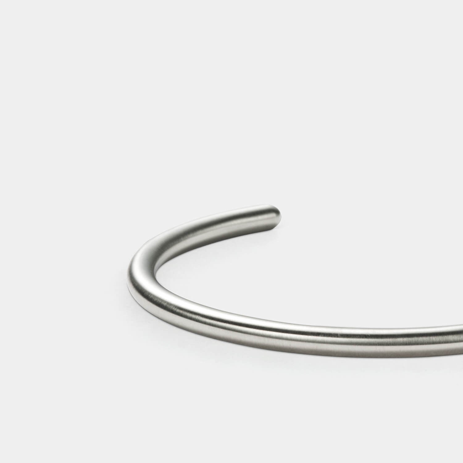 Gesamtansicht des zeitlosen, runden Armreifs aus gebürstetem, antiallergenen Edelstahl von MONOMANIA.