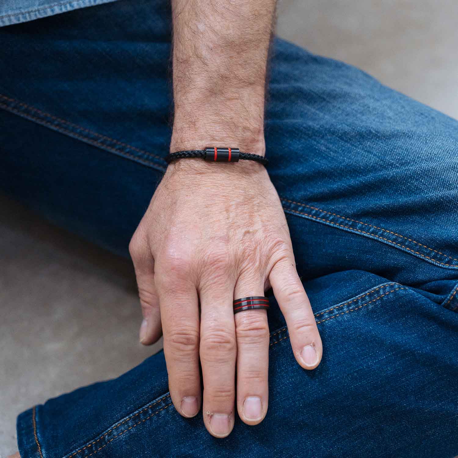Gesamtansicht eines schwarzen Armbandes aus geflochtenem Textil mit modernem Magnetverschluss von MONOMANIA.