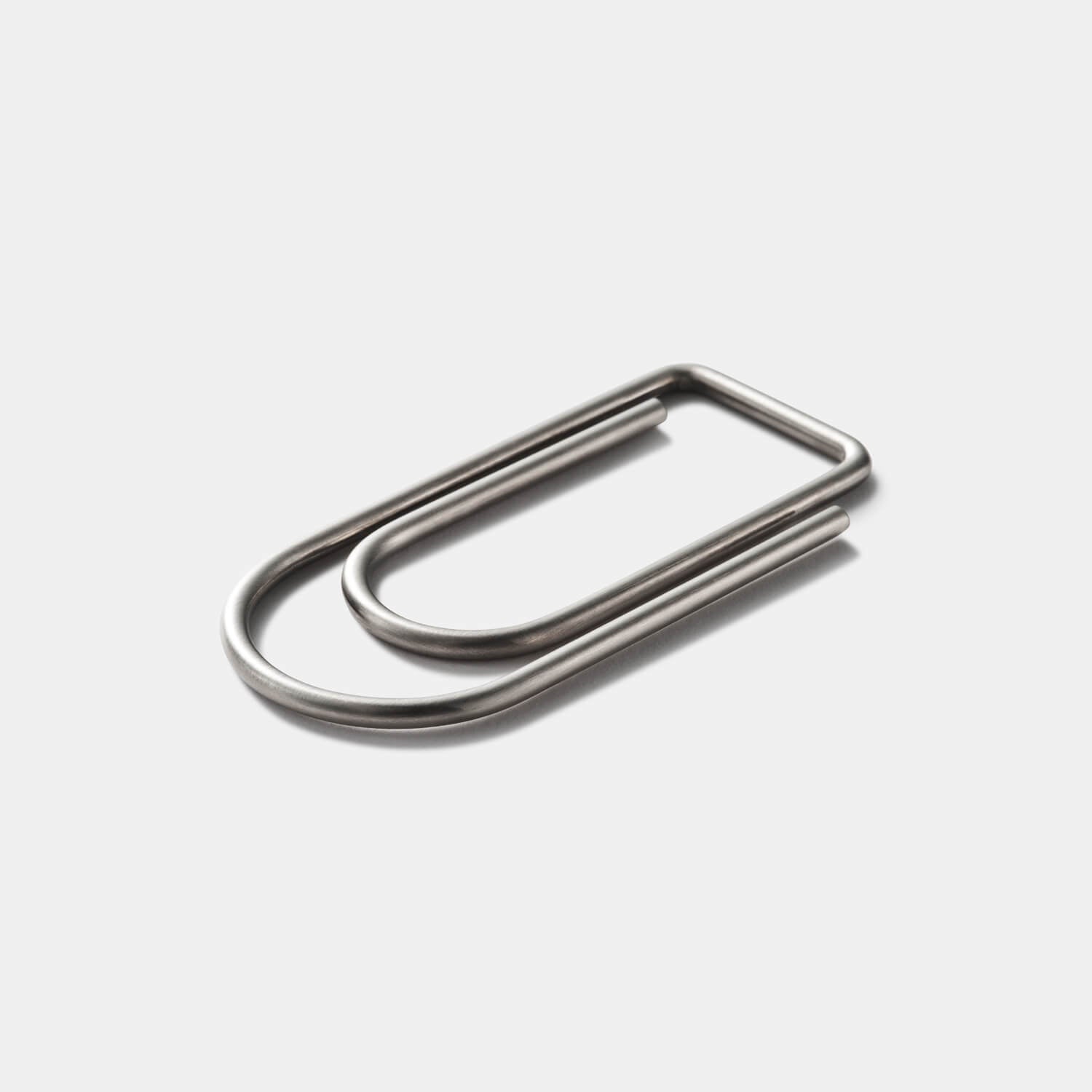 Gesamtansicht einer gebürsteten Geldklammer in Form einer runden Büroklammer von MONOMANIA.
