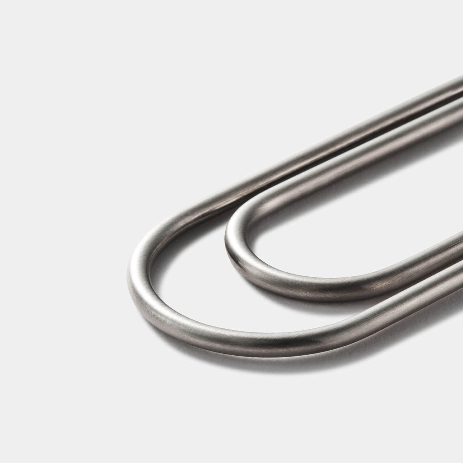 Gesamtansicht einer gebürsteten Geldklammer in Form einer runden Büroklammer von MONOMANIA.