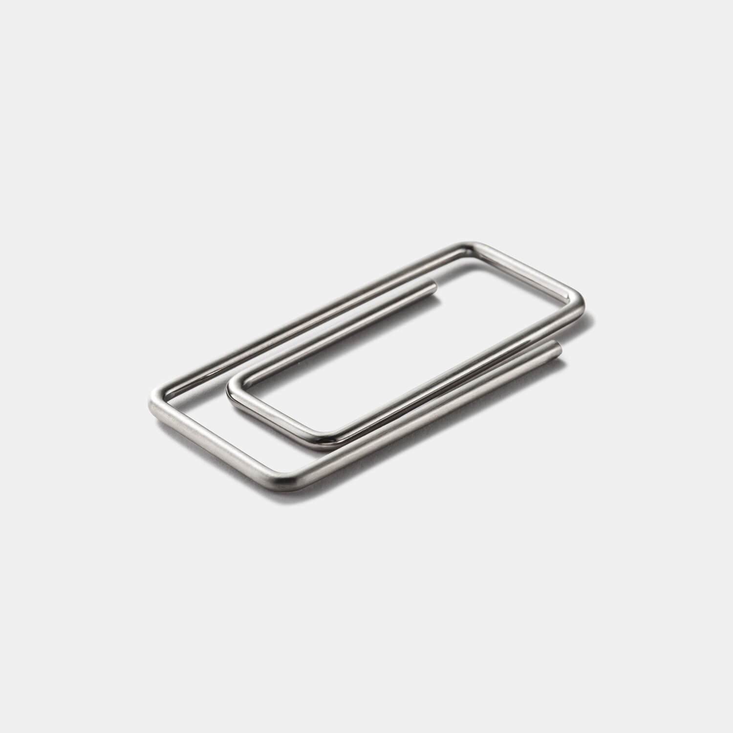 Gesamtansicht einer gebürsteten Geldklammer in Form einer eckigen Büroklammer von MONOMANIA.