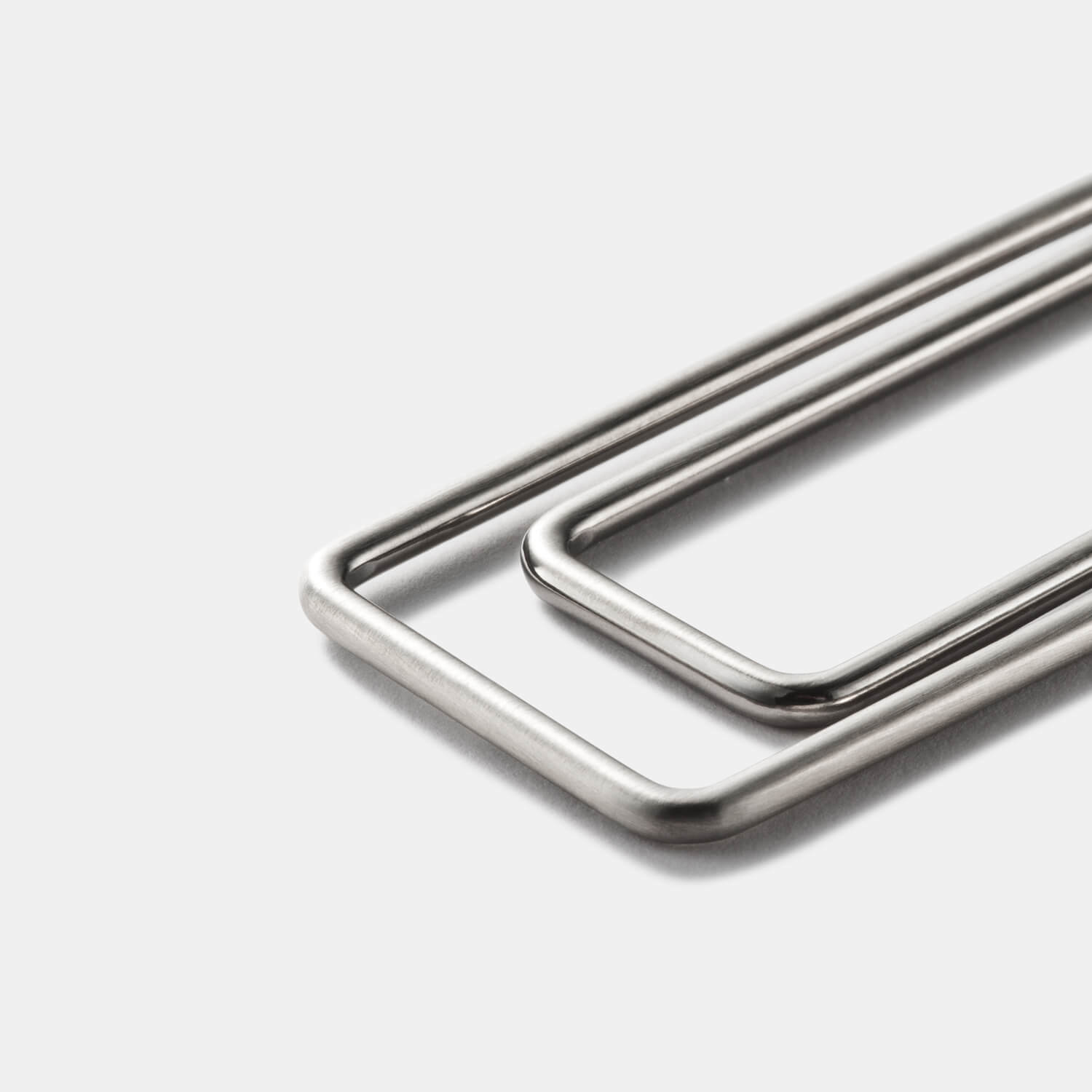 Gesamtansicht einer gebürsteten Geldklammer in Form einer eckigen Büroklammer von MONOMANIA.