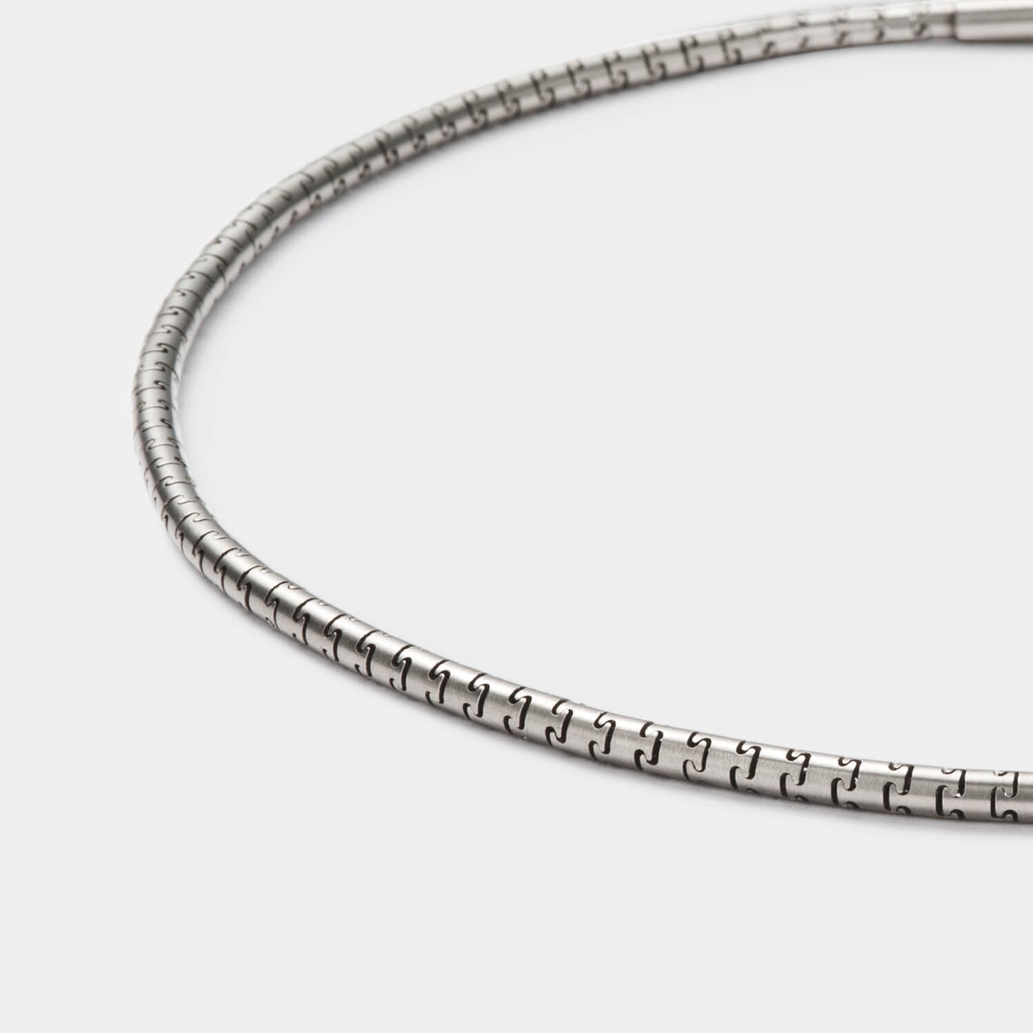 Detailansicht einer einzigartigen Puzzlekette aus antiallergenem Edelstahl mit Bajonettverschluss von MONOMANIA.