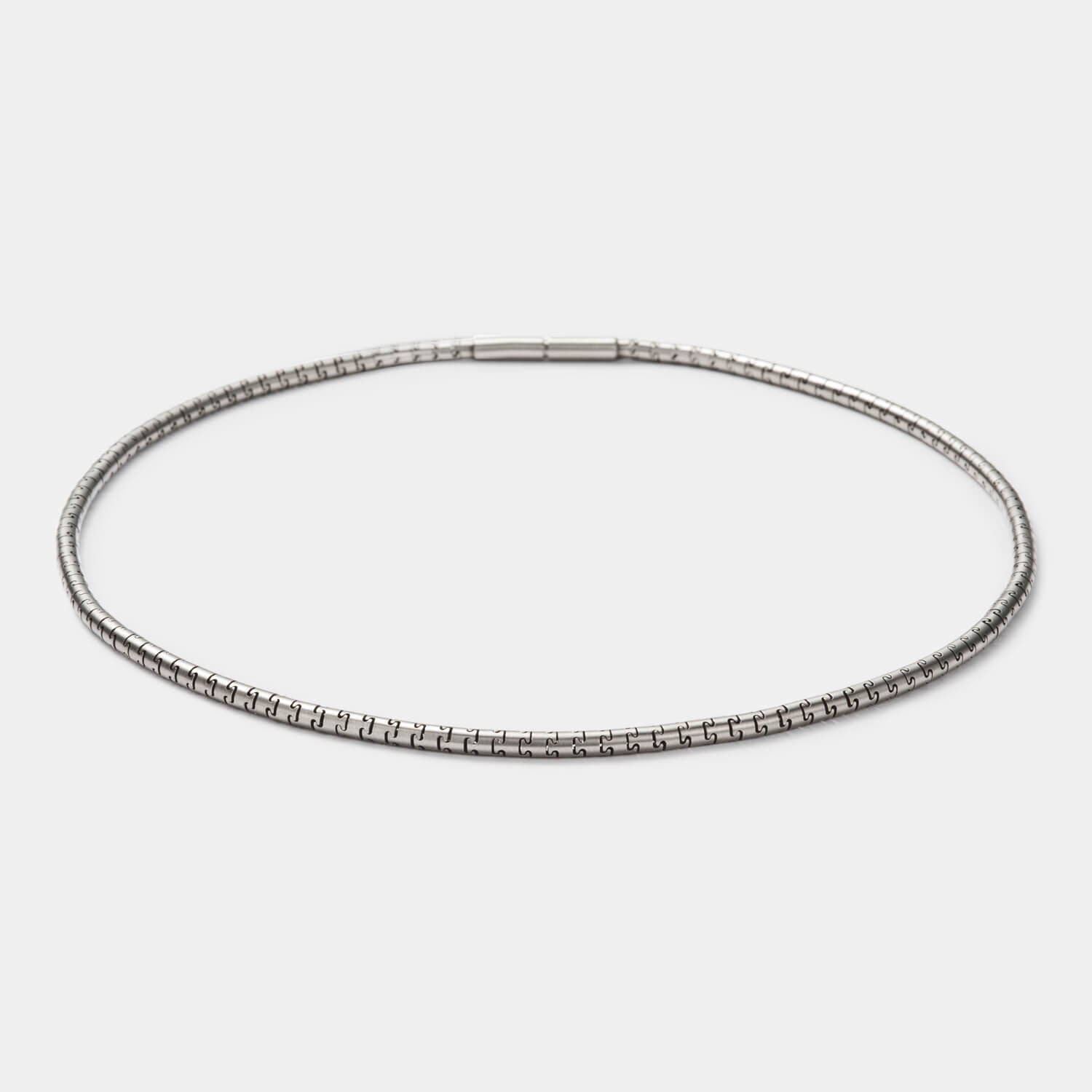 Detailansicht einer einzigartigen Puzzlekette aus antiallergenem Edelstahl mit Bajonettverschluss von MONOMANIA.