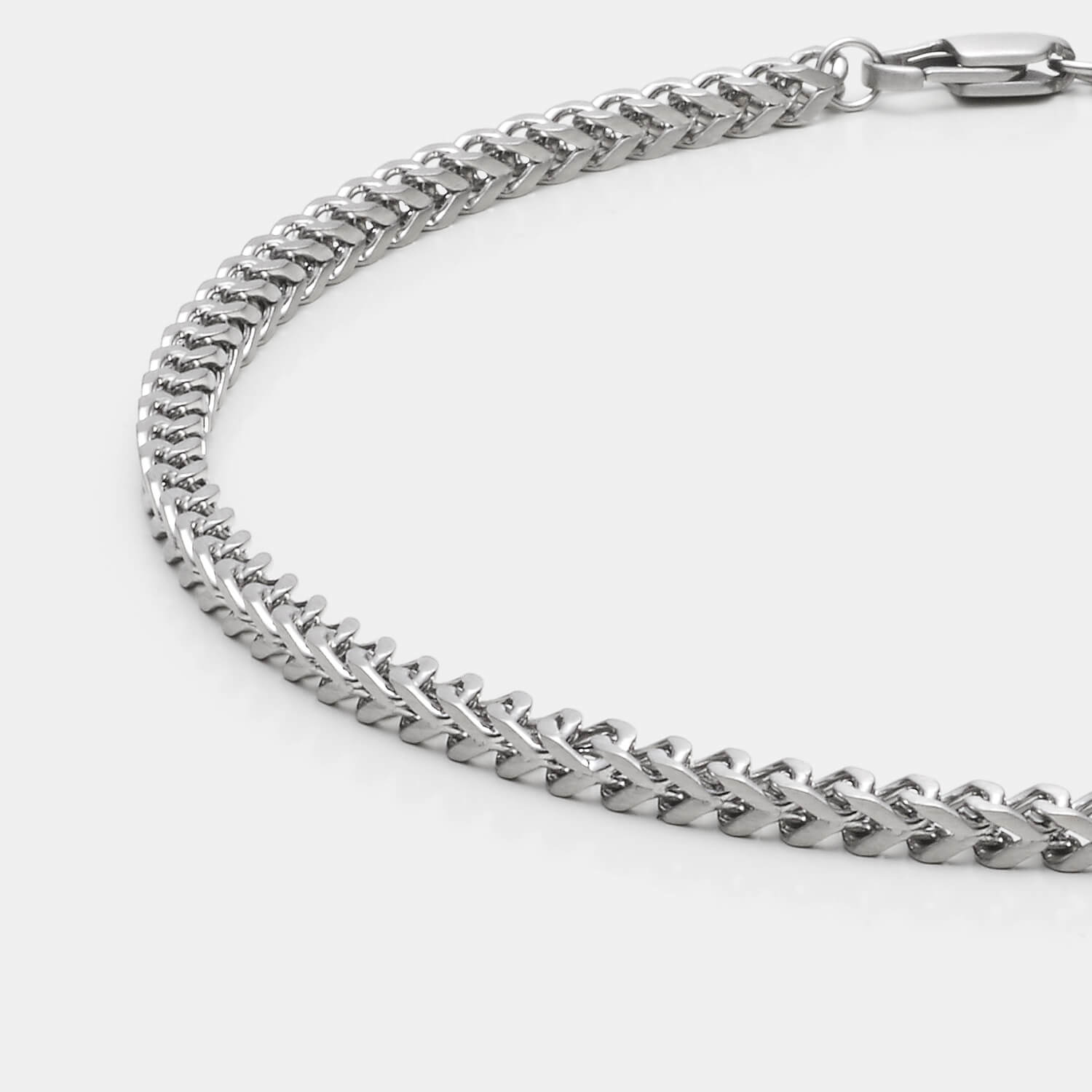 Markante Panzerkette aus antiallergenem Edelstahl mit Karabinerverschluss von MONOMANIA in Detailansicht.