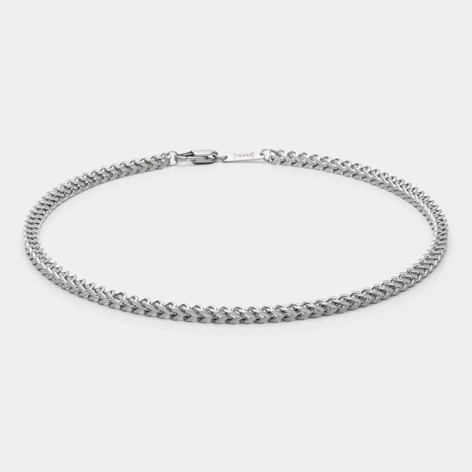 Markante Panzerkette aus antiallergenem Edelstahl mit Karabinerverschluss von MONOMANIA in Detailansicht.