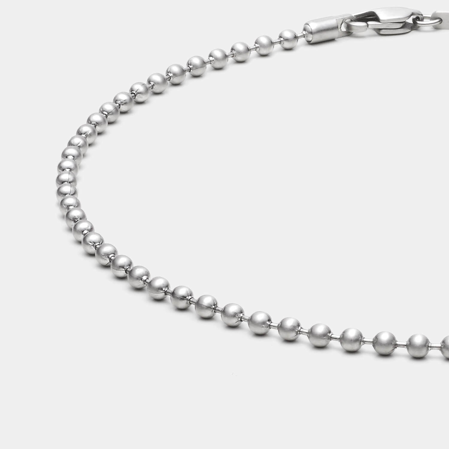 Detailansicht einer silberfarbenen Kugelkette aus antiallergenem Edelstahl mit Karabinerverschluss von MONOMANIA.