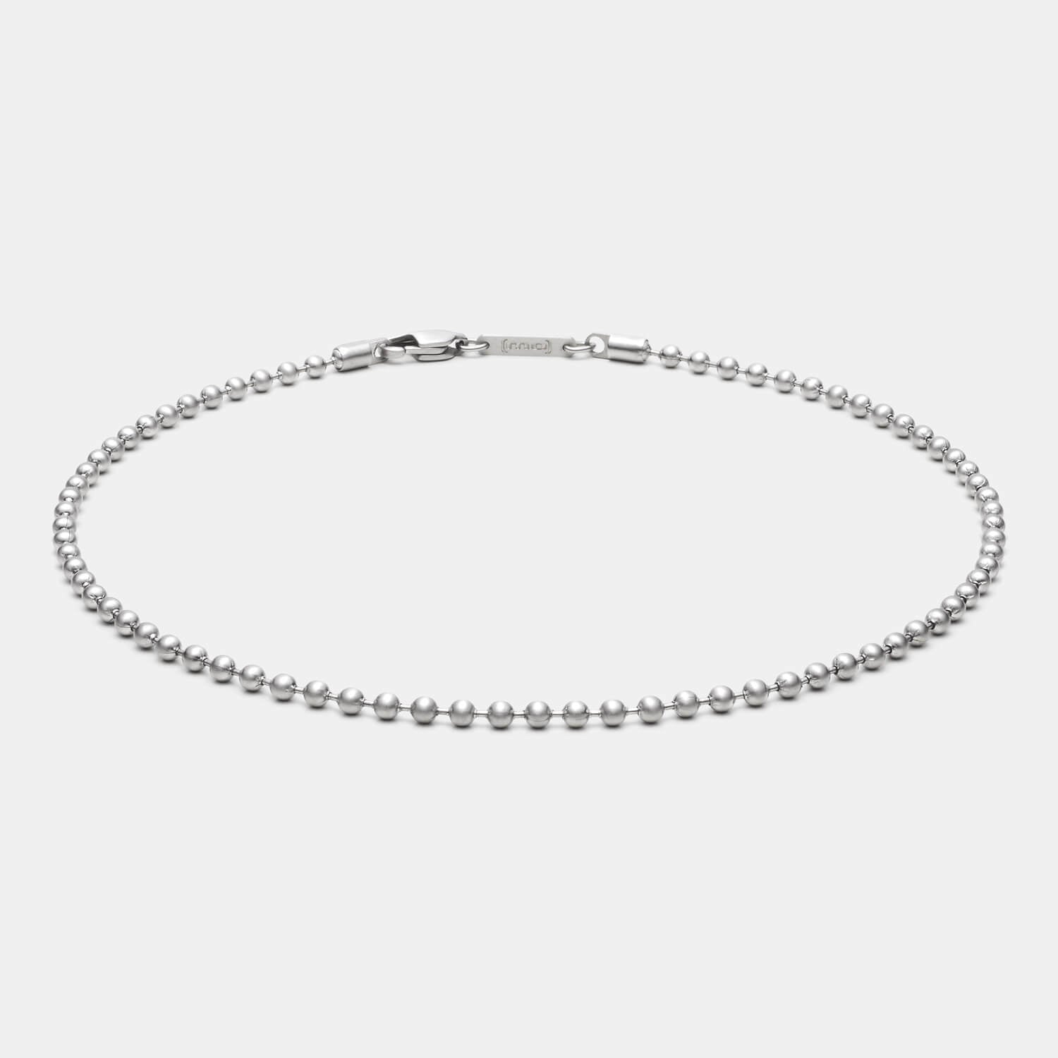 Detailansicht einer silberfarbenen Kugelkette aus antiallergenem Edelstahl mit Karabinerverschluss von MONOMANIA.