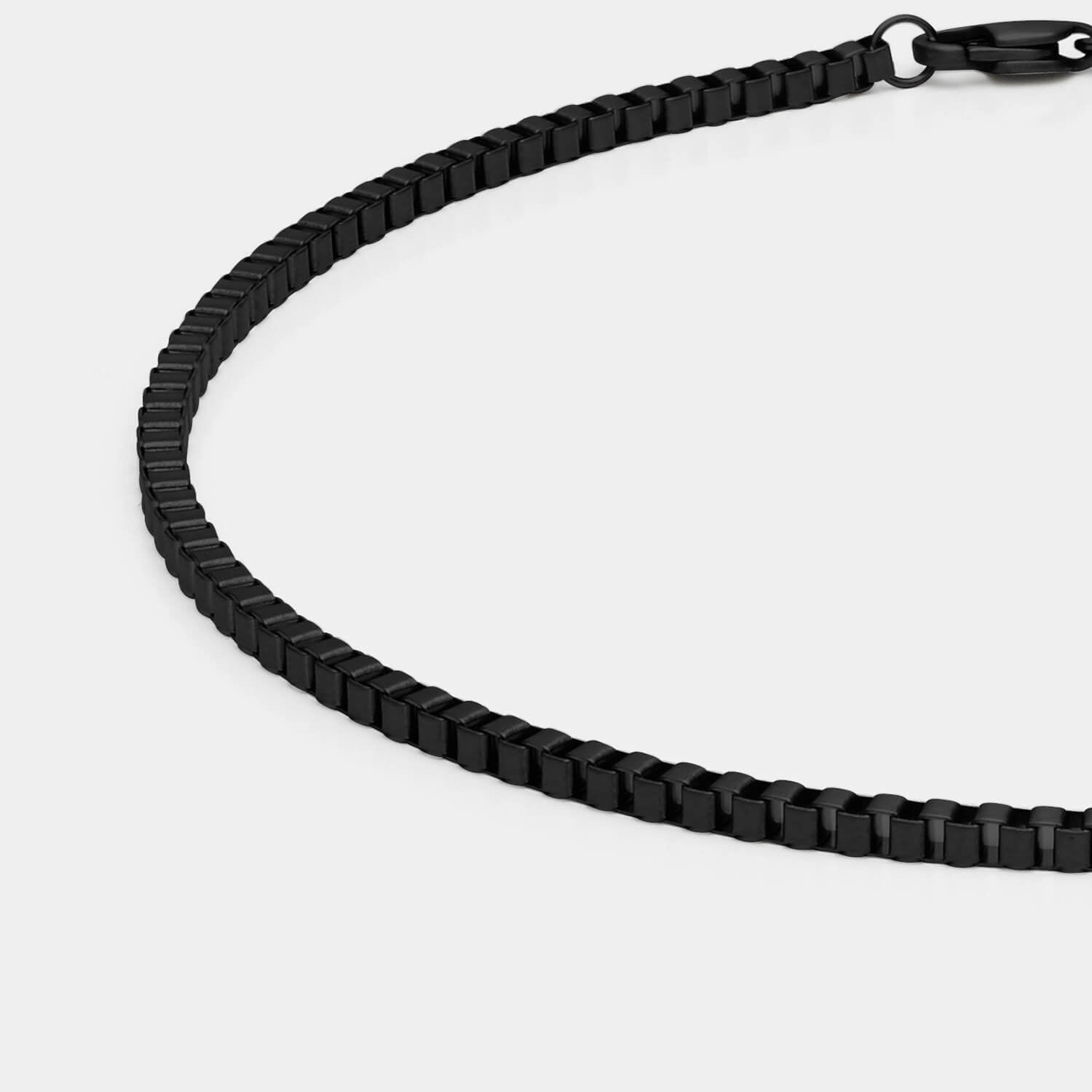 Schöne Veneziakette aus antiallergenem Edelstahl mit schwarzer PVD-Beschichtung und Karabinerverschluss von MONOMANIA in Detailansicht.