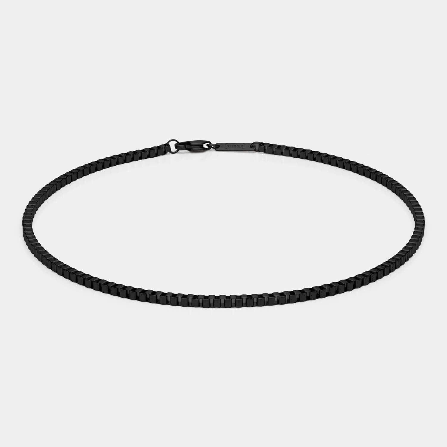 Schöne Veneziakette aus antiallergenem Edelstahl mit schwarzer PVD-Beschichtung und Karabinerverschluss von MONOMANIA in Detailansicht.