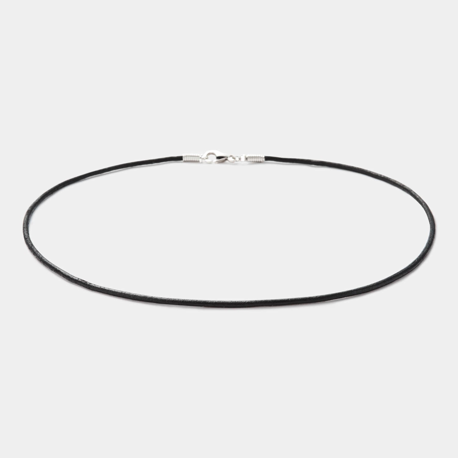 Detailansicht eines runden, schwarzen Lederbandes mit Karabinerverschluss aus antiallergenem Edelstahl von MONOMANIA.