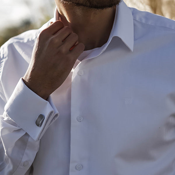 Ansicht von zwei Edelstahl-Manschettenknöpfen mit schwarzem Punkterelief von MONOMANIA.