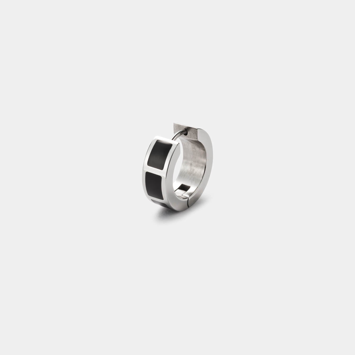 Gesamt-Ansicht eines polierten, silberfarbenen Edelstahl-Ohrrings mit schwarzen Mittelflächen von MONOMANIA.
