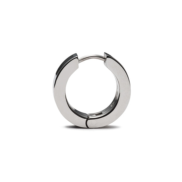 Gesamt-Ansicht eines polierten, silberfarbenen Edelstahl-Ohrrings mit schwarzen Mittelflächen von MONOMANIA.