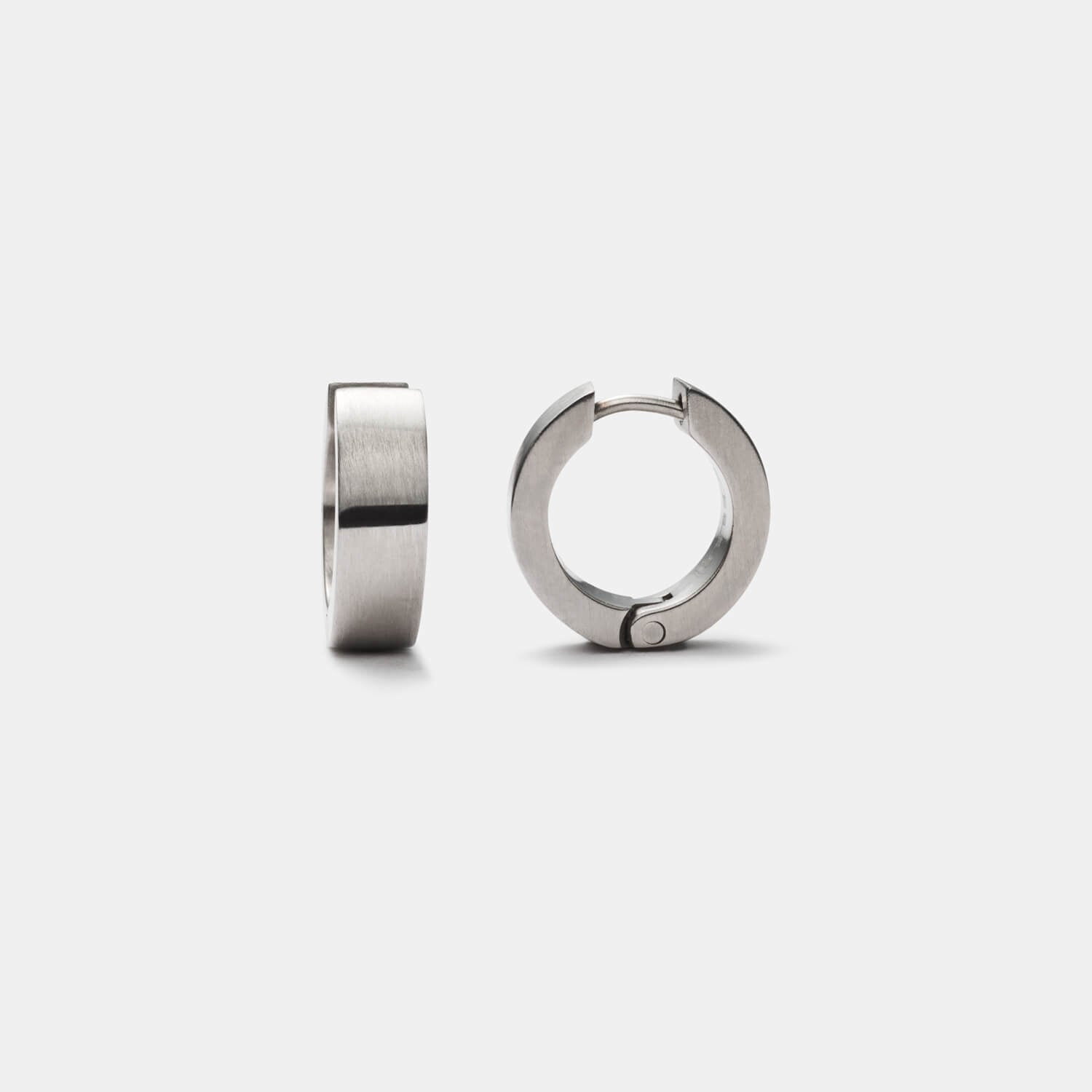 Perspektivische Gesamtansicht eleganter, gerader Klappcreolen aus gebürstetem, antiallergenem Edelstahl von MONOMANIA.